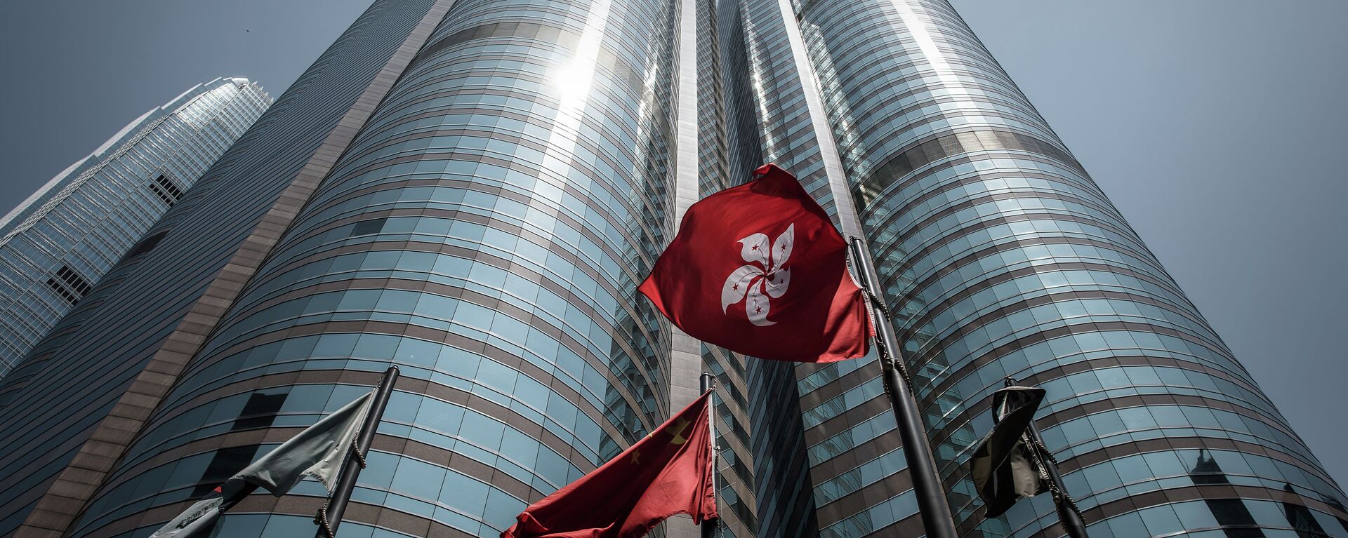  Hong Kong flag (centre-R) fluttering next to the Chinese national flag (centre-L) outside the stock exchange building in Hong Kong - Sputnik International, 1920, 30.03.2022