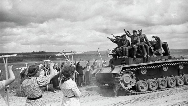 Soviet tank operators on captured tank - Sputnik International