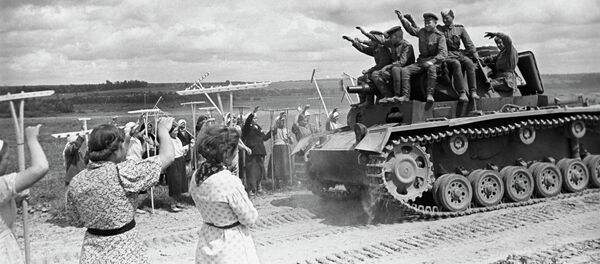 Soviet tank operators on captured tank Soviet tank operators on captured tank - Sputnik International