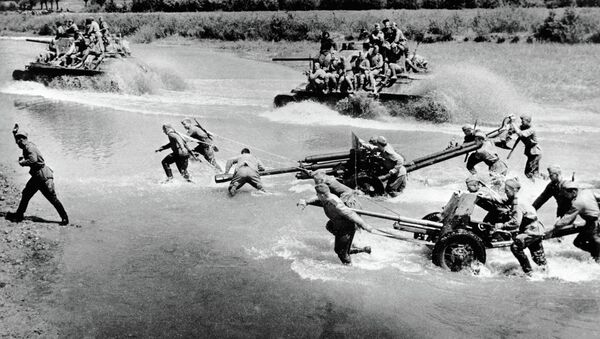 Red Army soldiers crossing the river in the Carpathians - Sputnik International