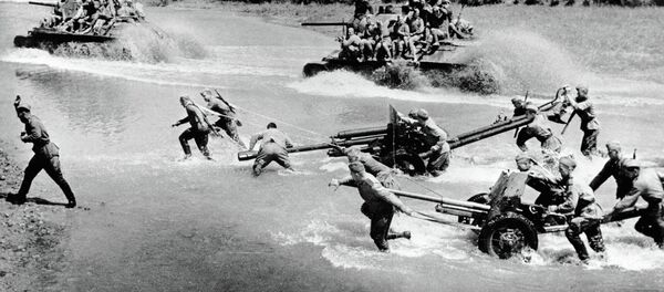 Red Army soldiers crossing the river in the Carpathians Red Army soldiers crossing the river in the Carpathians - Sputnik International
