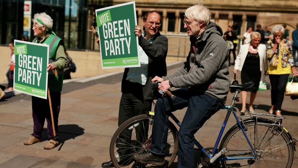 Green Party supporters hold posters during a speech by party leader Natalie Bennett at a campaign event in Liverpool northern England, April 26 , 2015 - Sputnik International