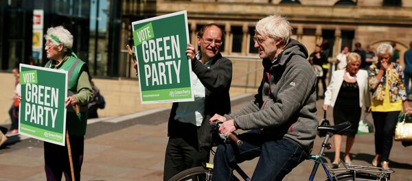 Green Party supporters hold posters during a speech by party leader Natalie Bennett at a campaign event in Liverpool northern England, April 26 , 2015 Green Party supporters hold posters during a speech by party leader Natalie Bennett at a campaign event in Liverpool northern England, April 26 , 2015 - Sputnik International
