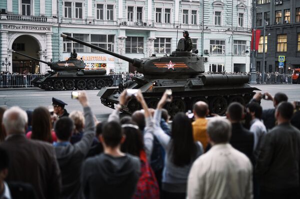 WWII-era T-34-85 medium tank during the rehearsal of the Victory Day Parade on Moscow's Tverskaya Street - Sputnik International