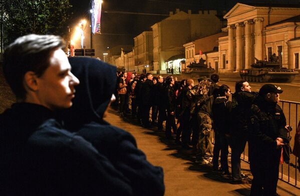 Citizens near  the Pashkov House in Moscow during the rehearsal of the Victory Day Parade - Sputnik International