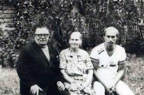Vladimir Putin and his parents Vladimir Putin and his parents - Sputnik International