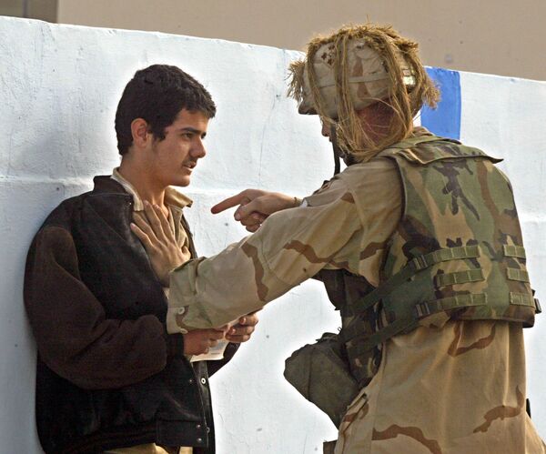 A US soldier from Charlie Company, 1st Battalion, 22nd Regiment, (1-22) of the 4th Infantry Division explains to Iraqi man his mistake A US soldier from Charlie Company, 1st Battalion, 22nd Regiment, (1-22) of the 4th Infantry Division explains to Iraqi man his mistake - Sputnik International