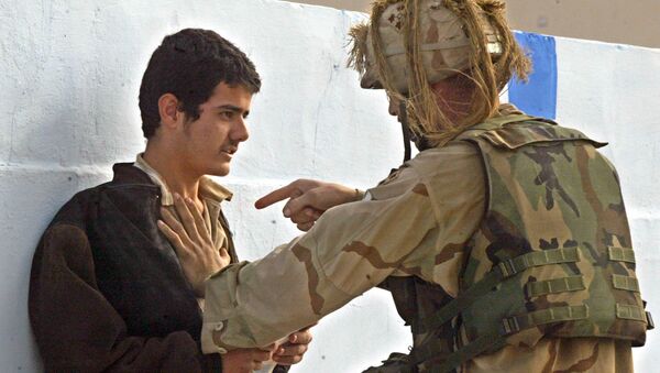 A U.S. soldier from Charlie Company, 1st Battalion, 22nd Regiment, (1-22) of the 4th Infantry Division explains to Iraqi man his mistake - Sputnik International