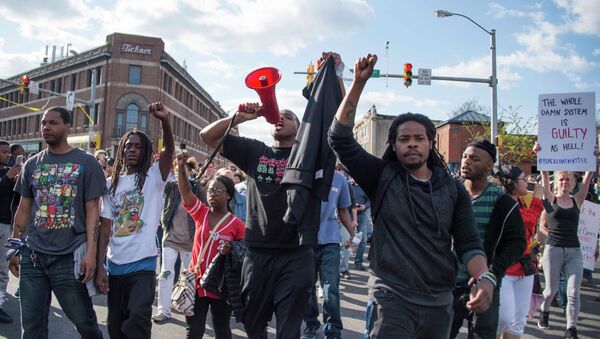 Demonstrators chant on Pennsylvania Avenue in Baltimore, Maryland, April 28, 2015 - Sputnik International