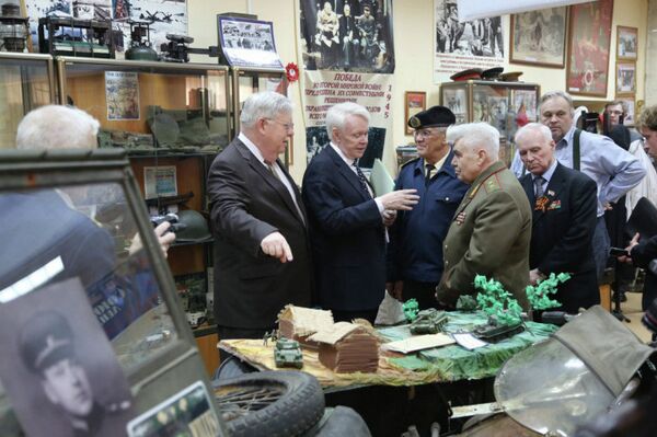The US Ambassador to Russia John Tefft meets WWII veterans during visit of the museum Allies and Lend-lease The US Ambassador to Russia John Tefft meets WWII veterans during visit of the museum Allies and Lend-lease - Sputnik International