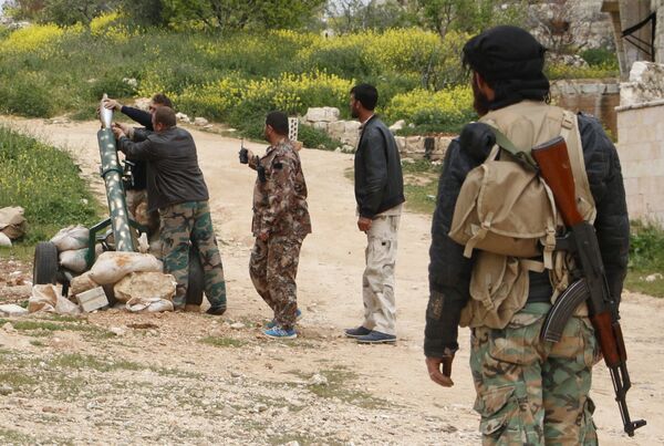 Free Syrian Army fighters of the 101 Infantry Division (the missile and artillery battalion) prepare to fire a mortar from Jabal al-Arbaeen towards al-Fanar checkpoint in Ariha, which is controlled by forces loyal to Syria's President Bashar al-Assad, in Idlib countryside April 16, 2015 - Sputnik International