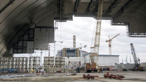 Construction is underway on the Chernobyl New Safe Confinement structure (NSC), an arch that will cover the reactor building once it is moved into position over the Chernobyl Nuclear Power plant, on February 26, 2015 - Sputnik International
