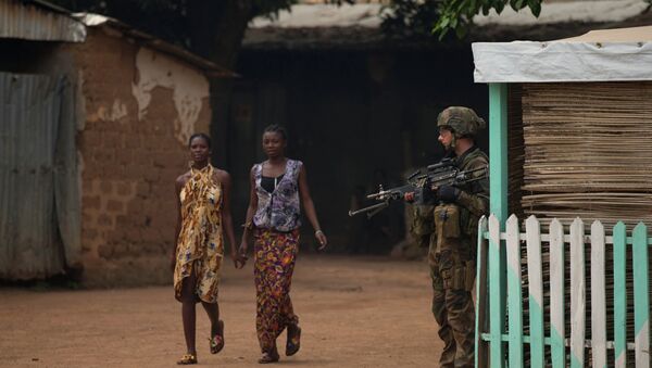 Girls hold hands as they walk past a French soldier holding a position, during an operation to secure part of the Miskine neighborhood, in Bangui, Central African Republic, Thursday, Dec. 26, 2013 - Sputnik International