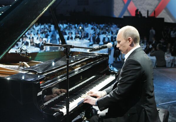 Vladimir Putin plays the piano at a charity concert at the Ice Palace in St. Petersburg. - Sputnik International