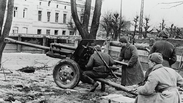 Red Army Men Fire At Enemy - Sputnik International