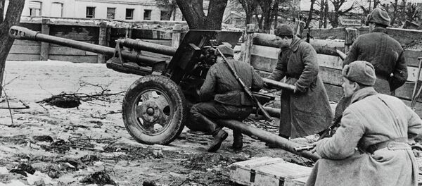 Red Army Men Fire At Enemy - Sputnik International