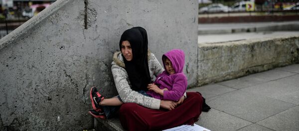 Syrian refugee woman begs as she sits with a child at Eminonu in Istanbul on April 14, 2015 Syrian refugee woman begs as she sits with a child at Eminonu in Istanbul on April 14, 2015 - Sputnik International