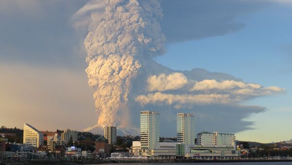 Chile's Calbuco volcano has erupted for the third time in two weeks, spewing fresh tons of volcanic ash into the air and spurring the latest rounds of evacuations. - Sputnik International