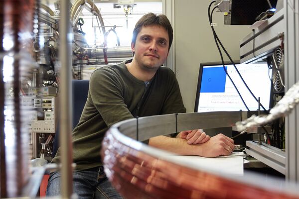 Maksim Kunitski at the Frankfurt COLTRIMS microscope with which he discovered the Efimov state of the helium trimer Maksim Kunitski at the Frankfurt COLTRIMS microscope with which he discovered the Efimov state of the helium trimer - Sputnik International