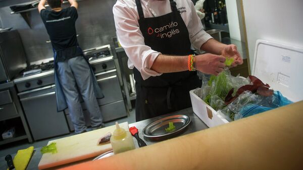 Spanish chef prepares a dish - Sputnik International