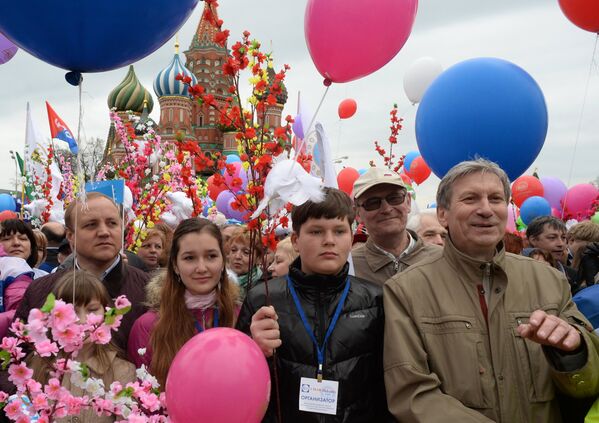 Participants in the Labor Union march dedicated to the Day of Workers' International Solidarity and the Spring and Labor Day on Red Square in Moscow. - Sputnik International