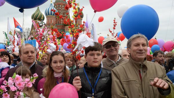 Participants in the Labor Union march dedicated to the Day of Workers' International Solidarity and the Spring and Labor Day on Red Square in Moscow. - Sputnik International