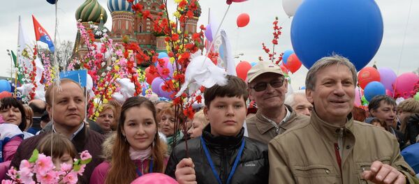 Participants in the Labor Union march dedicated to the Day of Workers' International Solidarity and the Spring and Labor Day on Red Square in Moscow. - Sputnik International