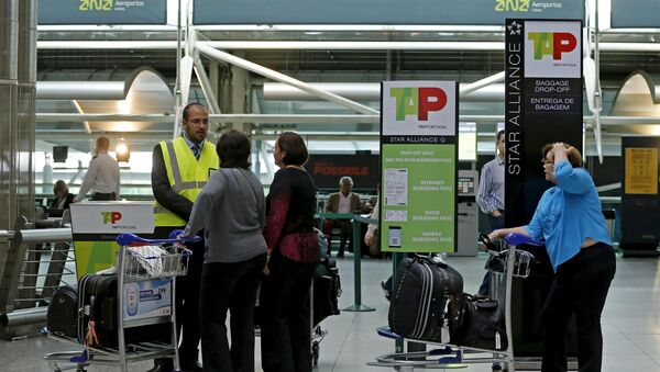 Passengers queue at Portuguese airline TAP's check-in desk during a strike at Lisbon's airport May 1, 2015 - Sputnik International