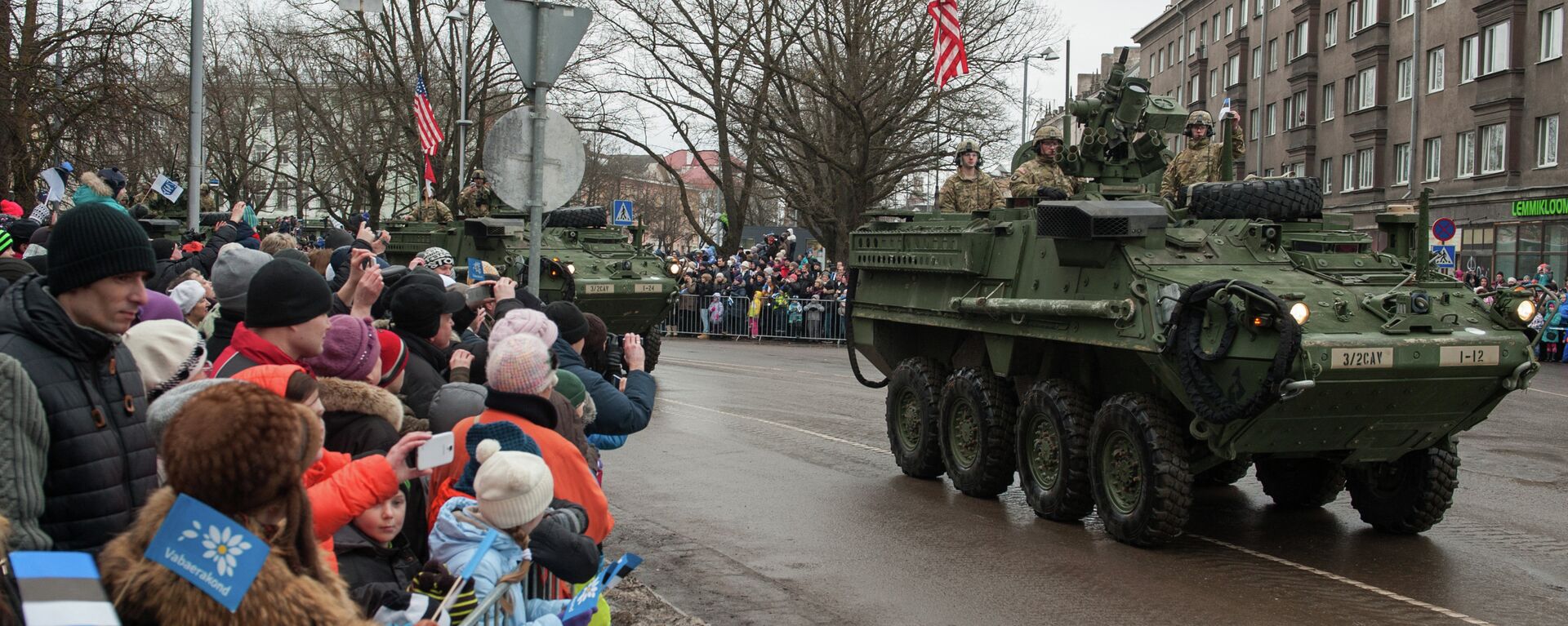 A tank with an US flag takes part in a military parade to celebrate 97 years since first achieving independence in 1918 on February 24, 2015 in Narva, Estonia - Sputnik International, 1920, 08.12.2021