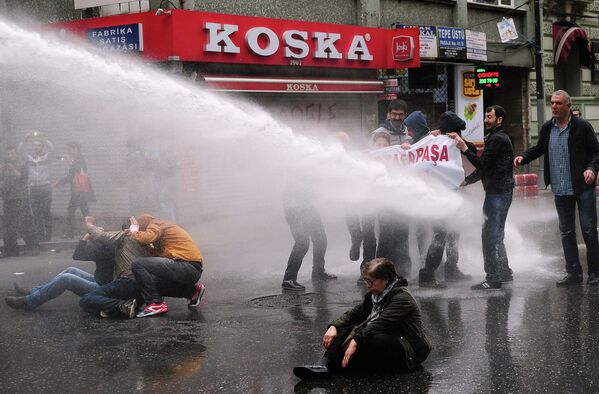Turkish police use water cannon to disperse protestors during a May Day rally near Taksim Square in Istanbul on May 1, 2015 - Sputnik International