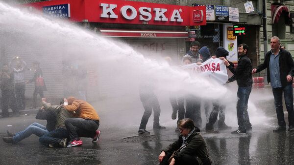 Turkish police use water cannon to disperse protestors during a May Day rally near Taksim Square in Istanbul on May 1, 2015 - Sputnik International