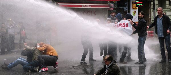 Turkish police use water cannon to disperse protestors during a May Day rally near Taksim Square in Istanbul on May 1, 2015 - Sputnik International