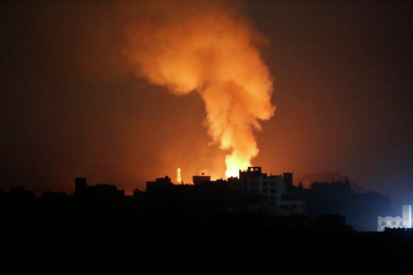 Fire and smoke rises after a Saudi-led airstrike on Sanaa, Yemen, Tuesday, April 28, 2015 Fire and smoke rises after a Saudi-led airstrike on Sanaa, Yemen, Tuesday, April 28, 2015 - Sputnik International