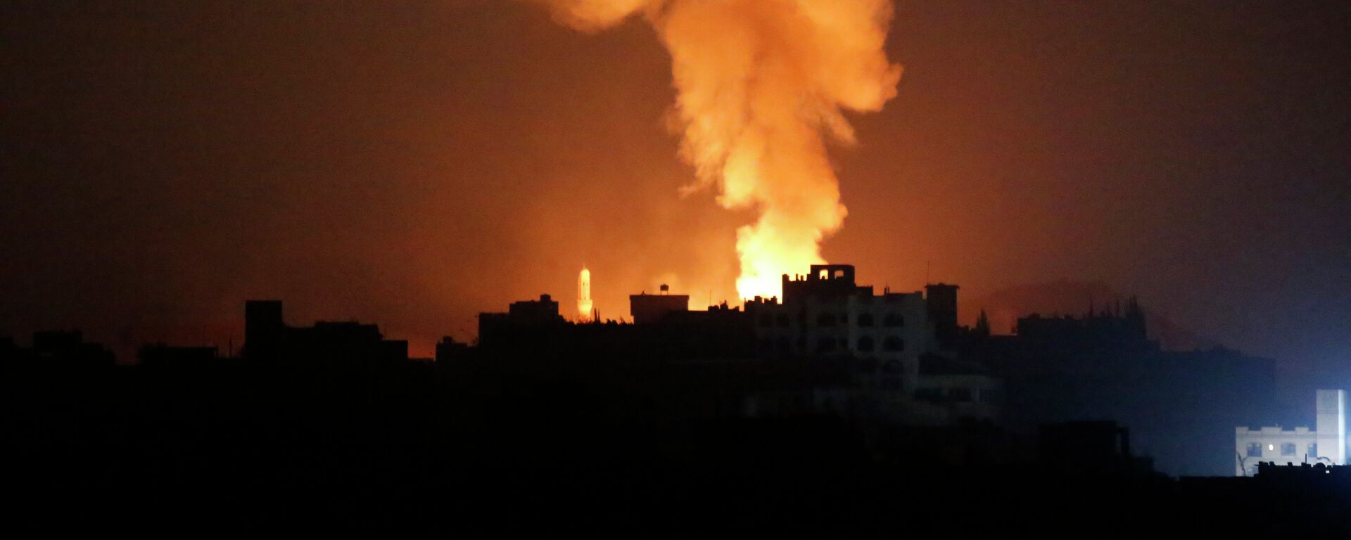 Fire and smoke rises after a Saudi-led airstrike on Sanaa, Yemen, Tuesday, April 28, 2015 - Sputnik International, 1920, 23.11.2021