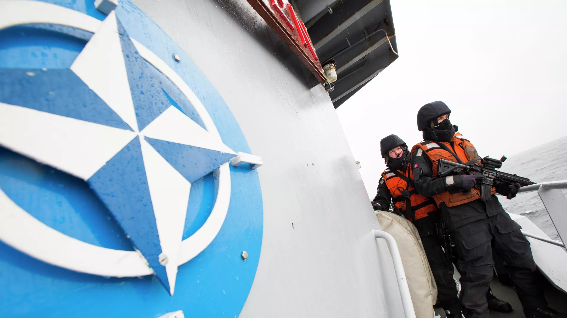 Norwegian sailors onboard the Norwegian support vessel Valkyrien pose for photographers next to the NATO logo. File photo. - Sputnik International, 1920, 22.10.2024