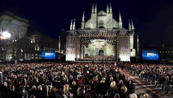 Italian tenor Andrea Bocelli performs in front of the Duomo with a concert to inaugurate the Expo 2015 in Milan, Italy, April 30, 2015 - Sputnik International