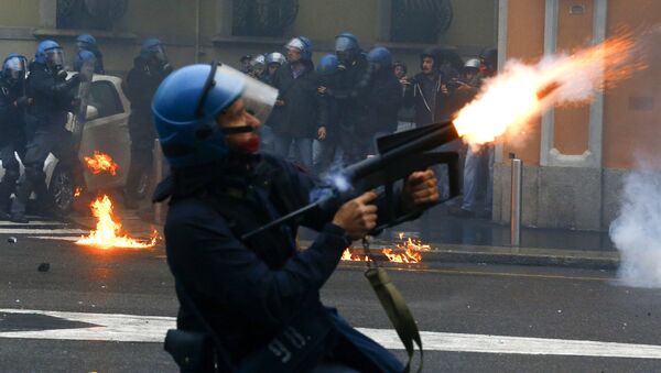 A policeman fires tear gas during a rally against Expo 2015 in Milan, Italy, May 1, 2015 - Sputnik International