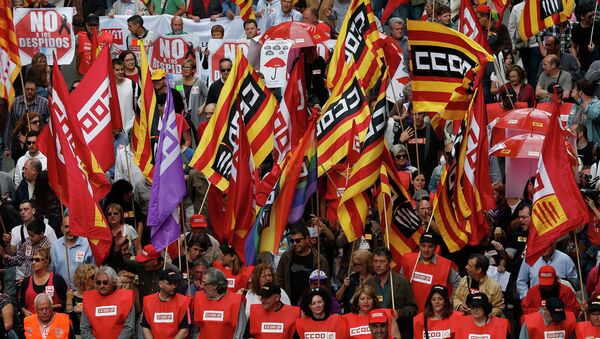 People protest during a May Day rally in the center of Barcelona, Spain, Friday, May 1, 2015 - Sputnik International