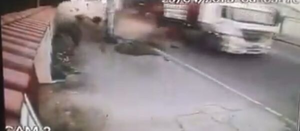 VÍDEO INCRIVEL MOSTRA AVALANCHE DE CARGA QUE SE DESPRENDE DE CAMINHÃO,PEDESTRE ESCAPA POR POUCO VÍDEO INCRIVEL MOSTRA AVALANCHE DE CARGA QUE SE DESPRENDE DE CAMINHÃO,PEDESTRE ESCAPA POR POUCO - Sputnik International