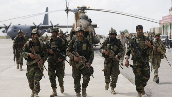 Afghan security forces arrive at the Kunduz airport, April 30, 2015. - Sputnik International