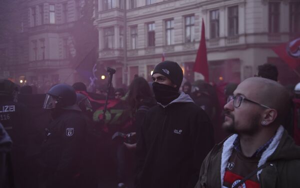 A protester wears a mask while flares are used during the 'Revolutionary' May Day demonstration in Berlin on May 1, 2015. - Sputnik International