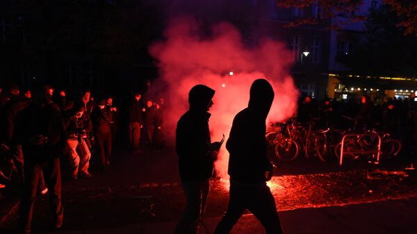 Flares are lit during the 'Revolutionary' May Day demonstration in Berlin on May 1, 2015.  - Sputnik International