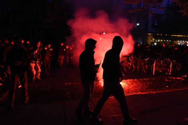 Flares are lit during the 'Revolutionary' May Day demonstration in Berlin on May 1, 2015. - Sputnik International
