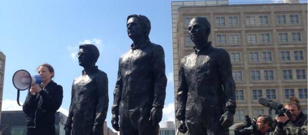 A statue depicting whistleblowers Edward Snowden, Julian Assange and Chelsea Manning was unveiled in Berlin on Friday, as a celebration of freedom of expression and the courage to expose truths. - Sputnik International