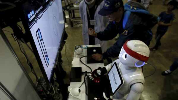 SoftBank Corp's humanoid robot named Pepper plays a video game against a visitor at a booth during Niconico Chokaigi 2015 in Makuhari, east of Tokyo, Japan April 26, 2015. - Sputnik International