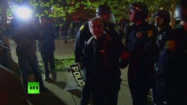 Baltimore police make arrests after several protesters refused to disperse after curfew went into effect - Sputnik International