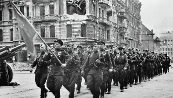 Soviet soldiers marching at the May 1 parade in Berlin - Sputnik International