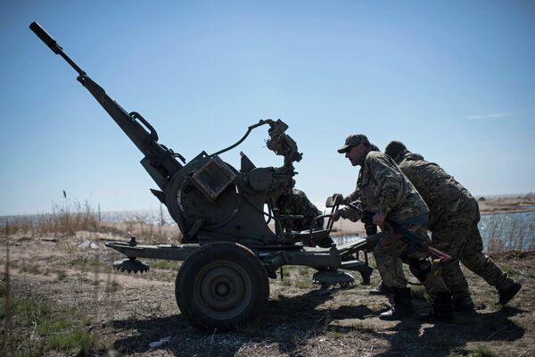 Ukrainian servicemen deploy a weapon at the beach of the Azov Sea in Shyrokyne, eastern Ukraine - Sputnik International