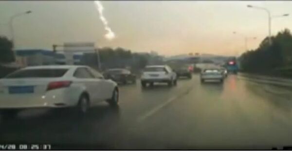 Lightning strike blows up street lamp - Sputnik International