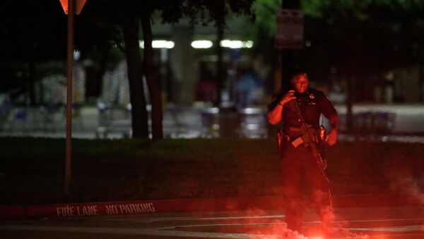An armed police officer stands guard at a parking lot near the Curtis Culwell Center - Sputnik International